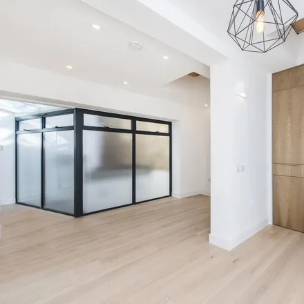 Image 3 - 214 Westbourne Park Road, London, W11 1EB, United Kingdom - Apartment for rent