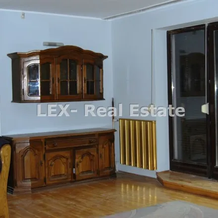 Rent this 6 bed apartment on Rondo Kaczorowskiego in Prezydenta RP na Uchodźstwie, 05-818 Piastów