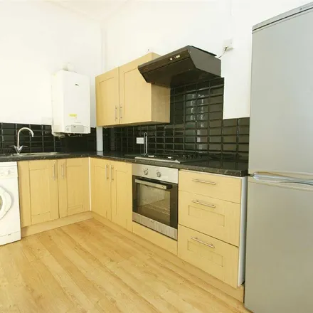 Image 4 - Woodland Terrace, Leeds, LS7 2HF, United Kingdom - Apartment for rent