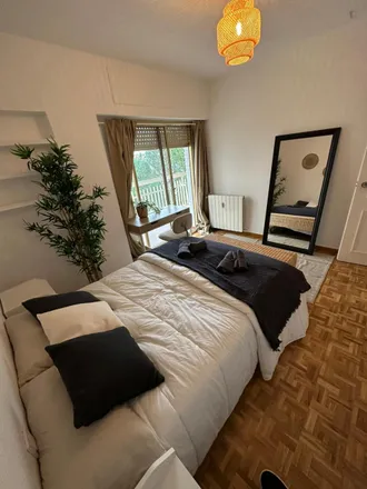 Rent this 5 bed room on Peluquería Mogran in Avenida de Badajoz, 28027 Madrid