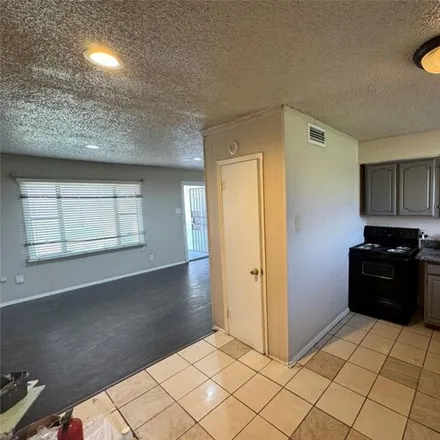 Image 3 - 4827 Cranfill Drive, Fruitdale, Dallas, TX 75216, USA - House for rent