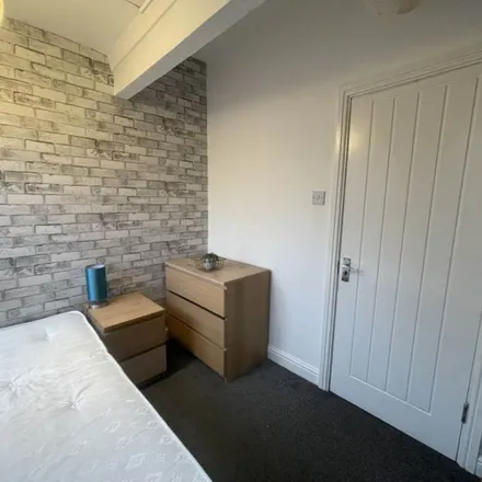 Rent this 1 bed apartment on Glebe Avenue in Leeds, LS5 3HN