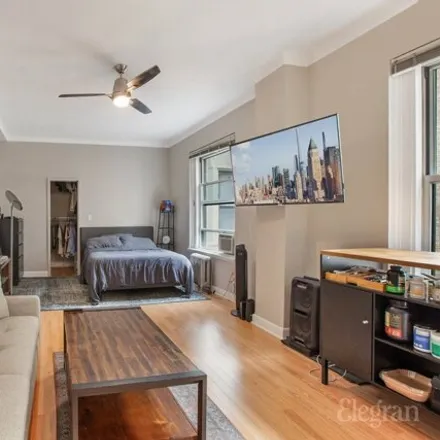 Rent this studio house on 72 Madison Avenue in New York, NY 10016