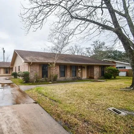 Buy this 5 bed house on 1744 Glenview Drive in Alvin, TX 77511