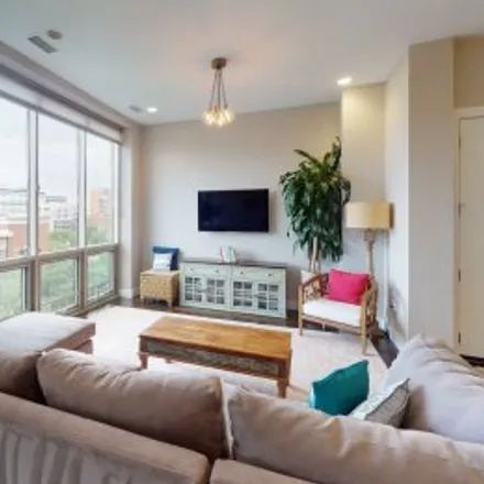 Rent this 3 bed apartment on #5e,1124 West Adams Street in West Loop, Chicago