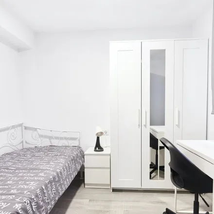 Image 3 - Avenida Doctor Fedriani, 18, 41009 Seville, Spain - Apartment for rent