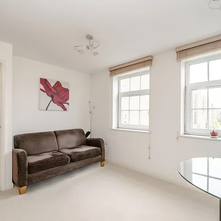 Rent this 1 bed apartment on Queensgate Ho in Cookham Road, Maidenhead