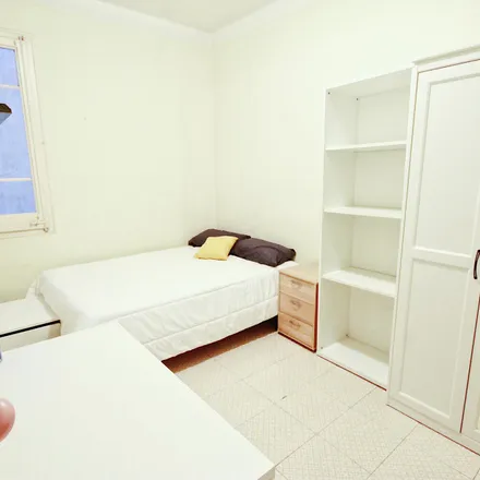 Rent this 4 bed room on Passeig de Sant Joan in 165, 08001 Barcelona