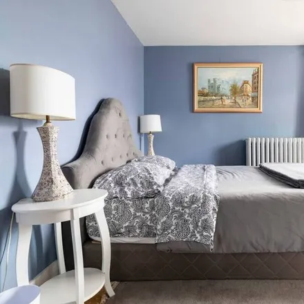 Rent this 3 bed apartment on Burlington