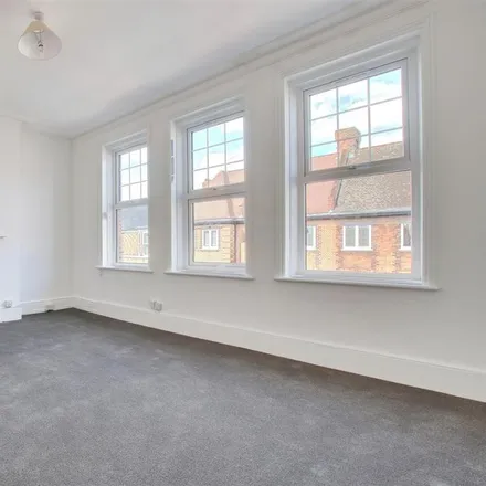 Rent this 3 bed apartment on TSB in Church Street, London