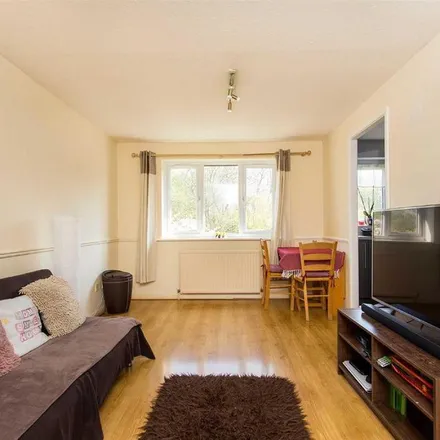 Rent this 1 bed apartment on Greenway Close in London, N11 3NS