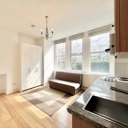 Rent this studio apartment on Quex Road in London, NW6 4PH