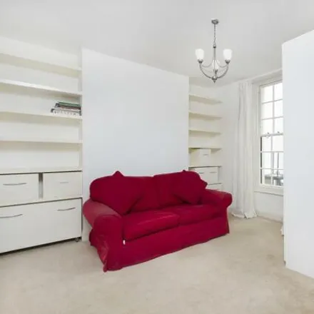 Rent this 3 bed room on 219 North Gower Street in London, NW1 2NR