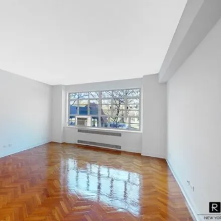 Rent this 2 bed house on The Leslie in Greenway Circle, New York