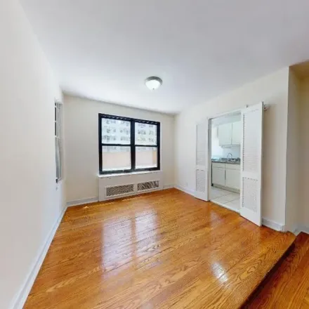 Image 3 - 246 East 46th Street, New York, NY 10017, USA - Apartment for rent