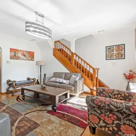 Image 7 - 85-27 253rd Street, New York, NY 11426, USA - House for sale