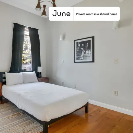 Rent this 5 bed room on 48 Dudley Street