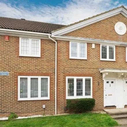 Rent this 3 bed townhouse on Rosslyn Park in Walton-on-Thames, KT13 9QZ