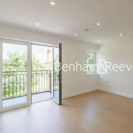 Rent this 2 bed apartment on Distillery Wharf in Regatta Lane, London