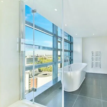 Image 4 - 1 West India Quay, 26 Hertsmere Road, Canary Wharf, London, E14 4AX, United Kingdom - Apartment for rent