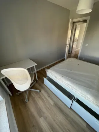 Rent this 5 bed room on Rua dos Três Vales - Bairro Fundo do Fomento Sul in Rua dos Três Vales, 2825-009 Almada