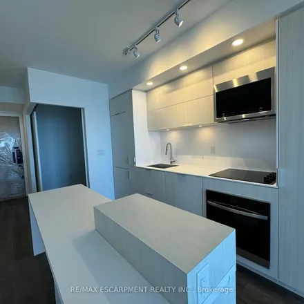 Image 8 - 380 Martha Street, Burlington, ON L7R 2P7, Canada - Apartment for rent