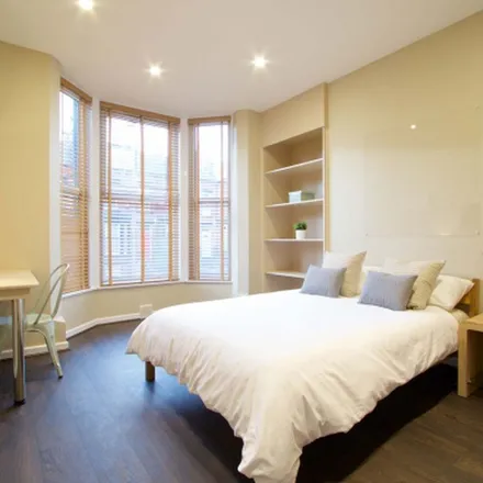 Rent this 1 bed apartment on 31 Brudenell Mount in Leeds, LS6 1HT