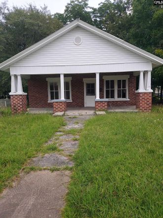 Rent this 3 bed house on 413 South Park Street in Mullins, Marion County