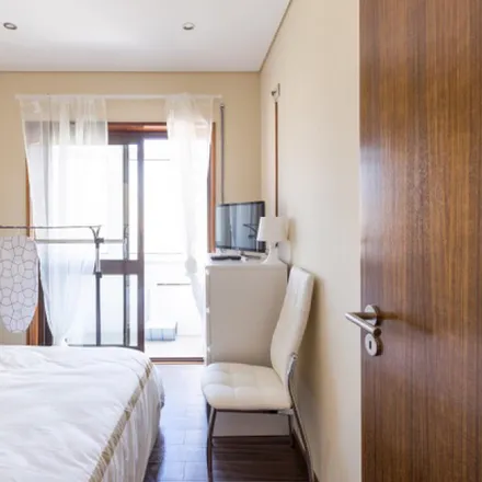 Rent this 2 bed room on Ordem dos Enfermeiros - Secção Regional do Norte in Rua de Latino Coelho 352, 4000-314 Porto
