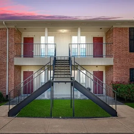 Rent this 2 bed apartment on Edgebrook in East Haven, Houston