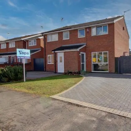 Buy this 3 bed duplex on Bosworth Close in Hinckley, LE10 0XW
