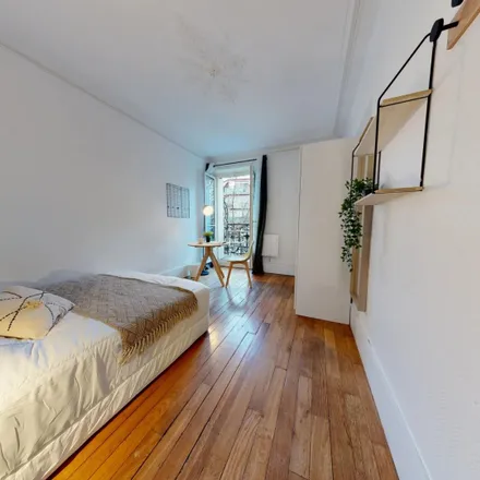 Rent this 3 bed room on 61 Rue des Cloÿs in 75018 Paris, France