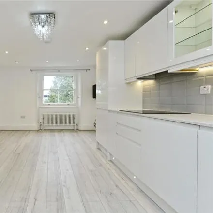 Rent this 3 bed room on Moscow Road in London, W2 4XW