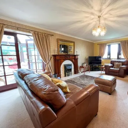 Image 5 - Penistone Road, Lascelles Hall, HD8 0AS, United Kingdom - House for sale