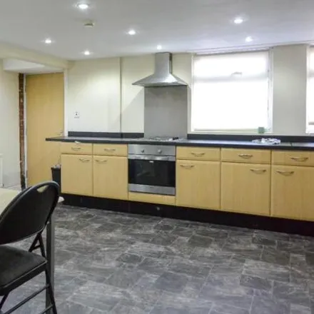 Rent this 6 bed townhouse on 3-37 Headingley Mount in Leeds, LS6 3EW