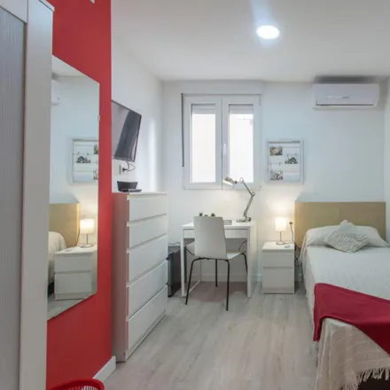 Rent this 5 bed room on Centre de Formació de Persones Adultes de Burjassot in Calle José Carsí, 10