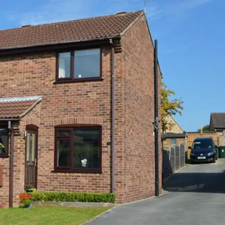 Buy this 1 bed townhouse on Meadow Way in Tadcaster, LS24 8DW