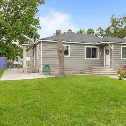 Buy this 5 bed house on 722 W Yakima St in Pasco, Washington