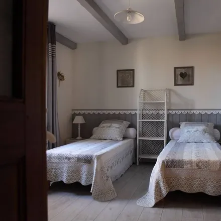 Rent this 3 bed house on Route de Caseneuve in 84750 Saint-Martin-de-Castillon, France