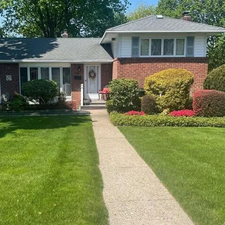 Buy this 3 bed house on 14 Putnam Court in Commack, NY 11725