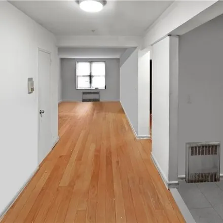 Image 4 - 2102 Holland Avenue, New York, NY 10462, USA - Apartment for sale