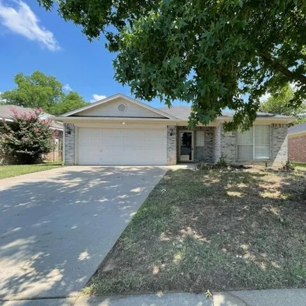 Rent this 3 bed house on 5615 Northstar Ln in Arlington, Texas