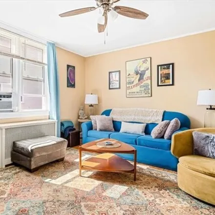 Image 6 - 1947 Fowler Avenue, New York, NY 10462, USA - House for sale