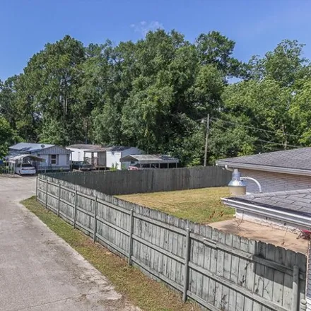 Buy this studio house on 436 E Pont Des Mouton Rd in Lafayette, Louisiana