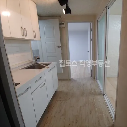 Rent this 2 bed apartment on 서울특별시 송파구 삼전동 32-24