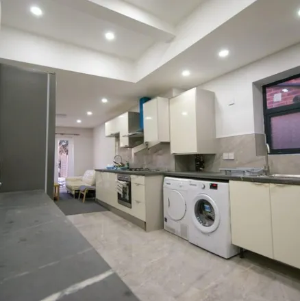 Rent this 8 bed townhouse on 13 St Edward's Road in Selly Oak, B29 7DJ