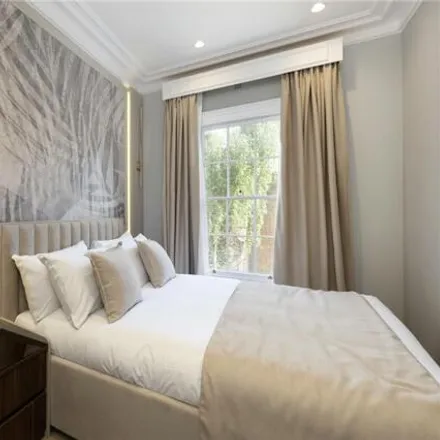 Rent this 2 bed room on 5 Royal Crescent in London, W11 4RX