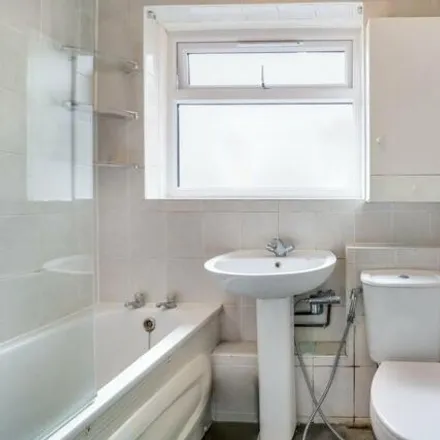Image 7 - Chichester Court, Queensbury, London, HA7 1EF, United Kingdom - Apartment for sale