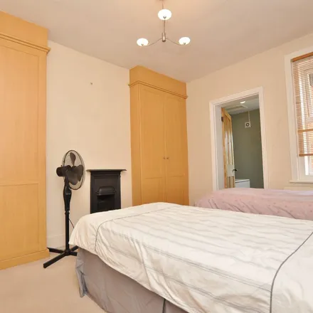 Image 6 - Linden Road, Guildford, GU1 1HE, United Kingdom - Apartment for rent