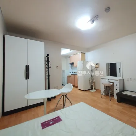 Rent this studio apartment on 서울특별시 강남구 대치동 916-29